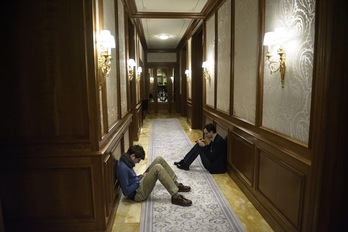 Periodistas esperan noticias en los pasillos del Beau Rivage Palace Hotel de Lausanne (Suiza), sede de las conversaciones. (Brendan SMIALOWSKI / AFP)