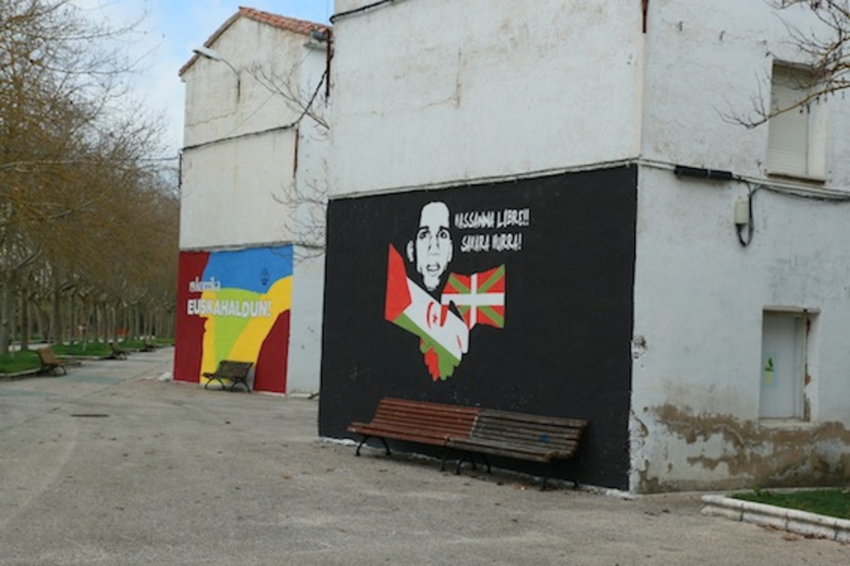 Korrika eta Hassanna Aalia gazte sahararra ere, Errekaleorren presente.  (Gotzon ARANBURU)