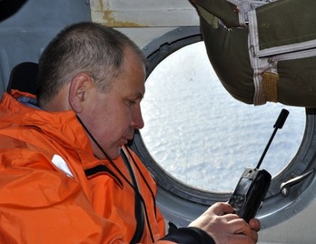 Un miembro de los equipos de emergencia utiliza su teléfono satelital. (AFP PHOTO) 
