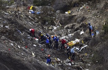 Gendarmes e investigadores trabajan en la zona donde se estrelló el avión. (Anne-Christine POUJOULAT/AFP PHOTO)