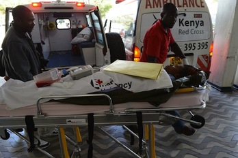 Sanitarios transportan a una víctima del ataque. (AFP PHOTO)