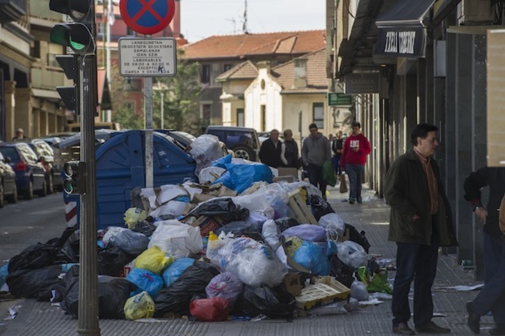 Las calles de Getxo han estado repletas de basura en las últimas semanas. (Monika DEL VALLE / ARGAZKI PRESS)