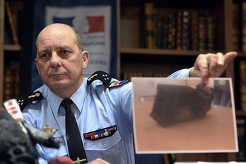 Un general francés muestra una imagen de la segunda caja negra. (Boris HORVAT / AFP)