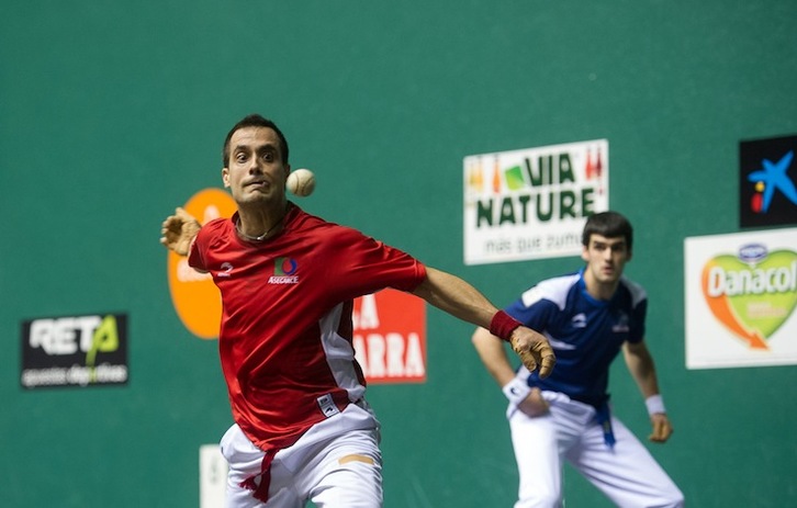 Bengoetxea se dispone a golpear la pelota. (Jagoba MANTEROLA / ARGAZKI PRESS)