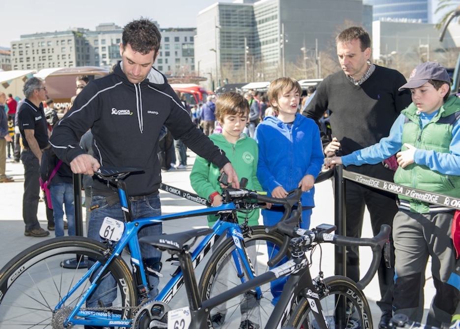 Bizikletari azken ukituak ematen, lasterketa hasi aurretik. (Marisol RAMIREZ/ARGAZKI PRESS)