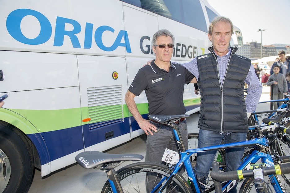Neil Stephens eta Bixente Iza, Orica taldeko zuzendaria eta masajista, hurrenez hurren. (Marisol RAMIREZ/ARGAZKI PRESS)