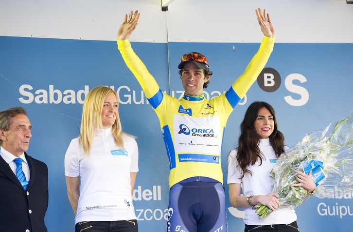 Michael Matthews, en el podium junto a dos azafatas. (Marisol RAMIREZ/ARGAZKI PRESS)