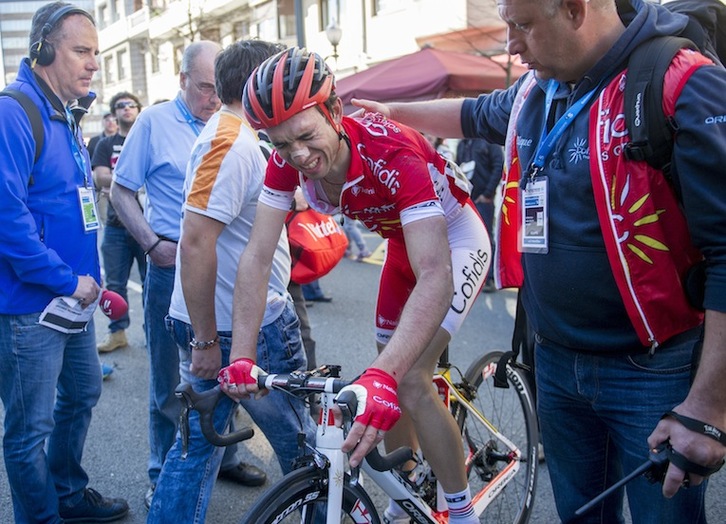 Nicolas Edet, de Cofidis, tras la caída. (Marisol RAMIREZ/ARGAZKI PRESS)