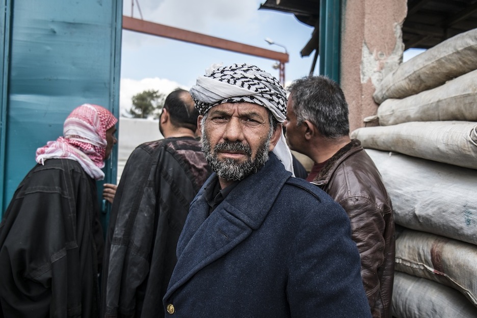 Esperando a los familiares en la frontera. (Aleix ORIOL) Esperando a los familiares en la frontera. (Aleix ORIOL)