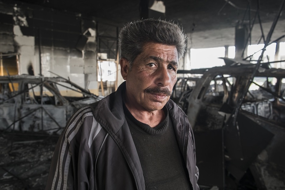 Bazad Zitu muestra lo que queda de su tienda de automóviles. (Aleix ORIOL) Bazad Zitu muestra lo que queda de su tienda de automóviles. (Aleix ORIOL)