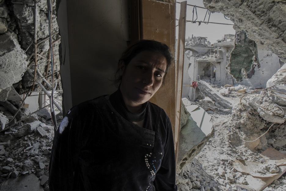 Sabah Muhammad Ali entre las ruinas de lo que fue su hogar. (Aleix ORIOL) Sabah Muhammad Ali entre las ruinas de lo que fue su hogar. (Aleix ORIOL)