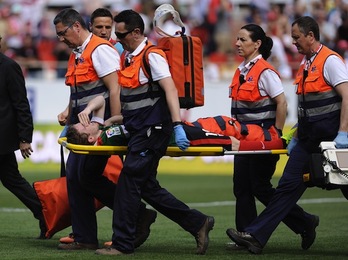 Iker Muniain abandonó el Sánchez Pizjuán en camilla y con evidentes signos de dolor. (Cristina QUICLER/AFP PHOTO) 