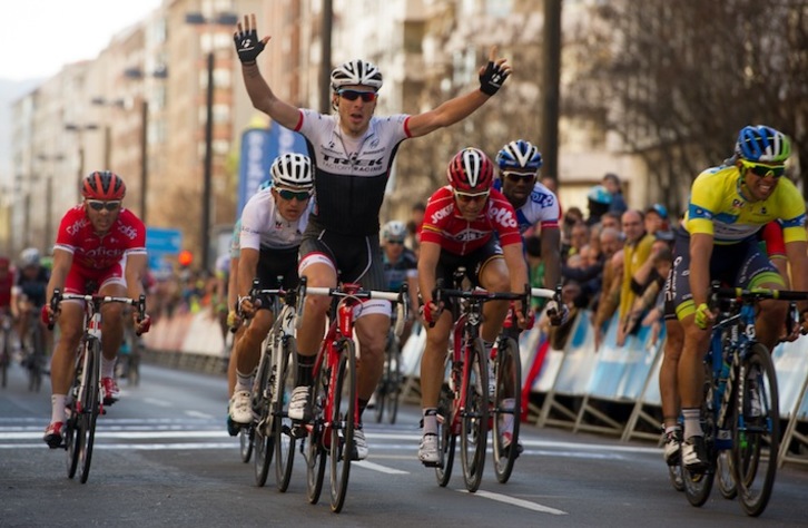 Fabio Felline celebra su victoria en la meta de Gasteiz. (Raúl BOGAJO/ARGAZKI PRESS)