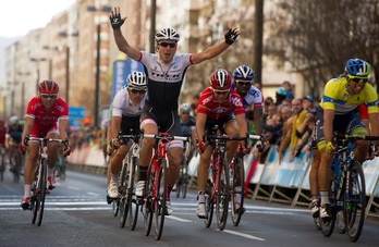 Fabio Felline celebra su victoria en la meta de Gasteiz. (Raúl BOGAJO/ARGAZKI PRESS)
