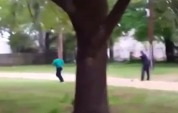 Instantanea del vídeo donde se observa al policía disparar.