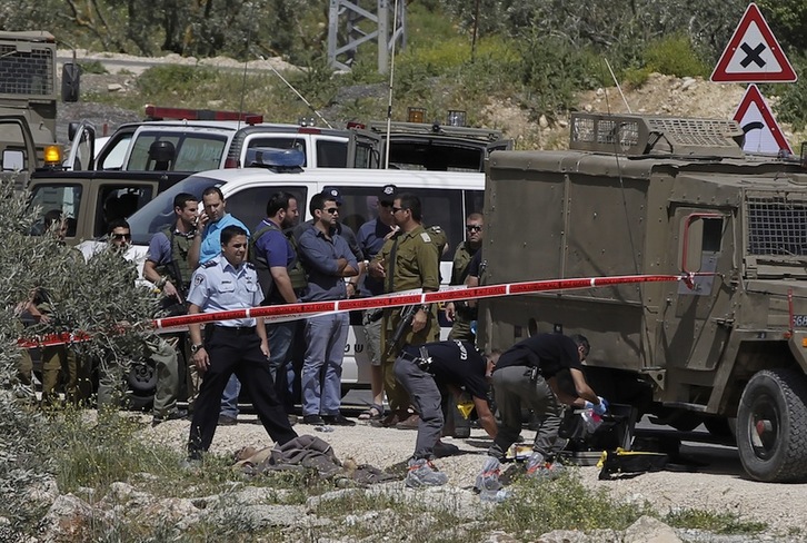 Fuerzas israliés tapan el cuerpo del palestino fallecido. (Ahmad GHARABLI / ARGAZKI PRESS)