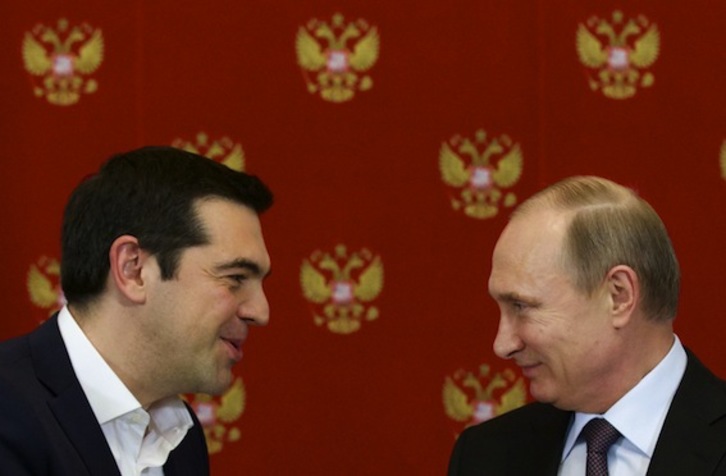 Tsipras y Putin, durante la rueda de prensa conjunta. (Alexander ZEMLIANICHENKO/AFP PHOTO)