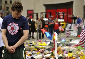 Un joven, ante el memorial por las víctimas de los ataques de Boston, en una imagen de archivo. (Timothy A. CLARY/AFP PHOTO)