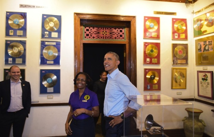 El presidente Obama se encuentra de visita en Jamaica, donde ayer visitó el museo de Bob Marley. (Mandel NGAN / AFP) 