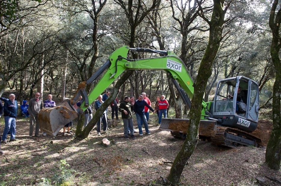La excavadora se dispone a comenzar los trabajos. (Iñigo URIZ / ARGAZKI PRESS) 