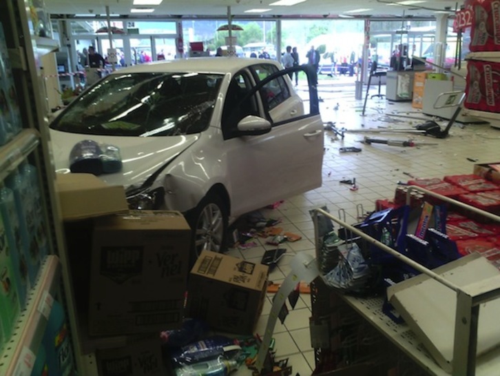 El coche ha terminado por empotrarse contra unas estanterías. (whatsapp)