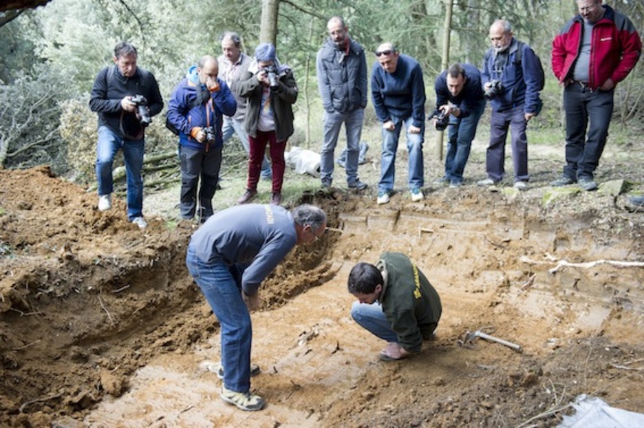 Dos técnicos observan los primeros restos. (Iñigo URIZ/ARGAZKI PRESS)