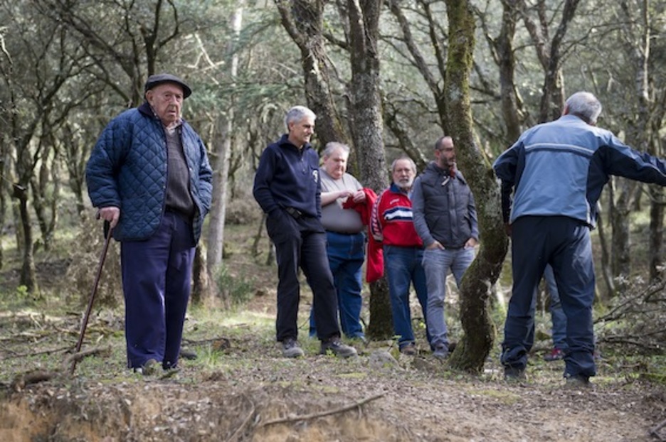 Expectación entre los vecinos. (Iñigo URIZ/ARGAZKI PRESS)