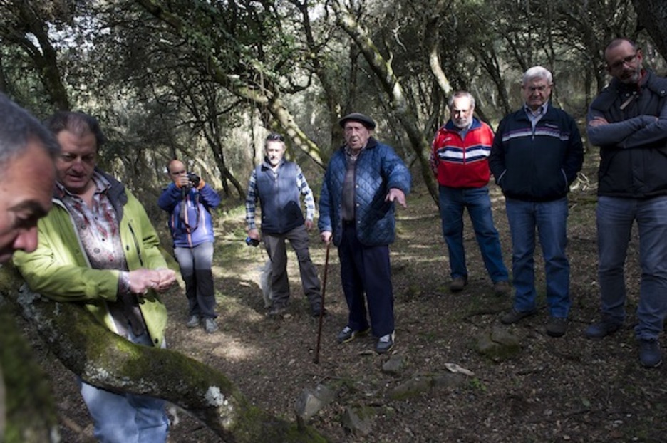 El testimonio de Juanito Urdaniz, de 90 años (en el centro, con txapela), ha sido clave ara el hallazgo. (Iñigo URIZ/ARGAZKI PRESS)