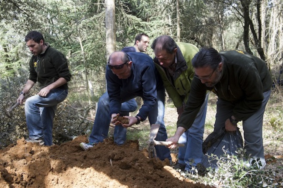 Búsqueda de restos. (Iñigo URIZ/ARGAZKI PRESS)