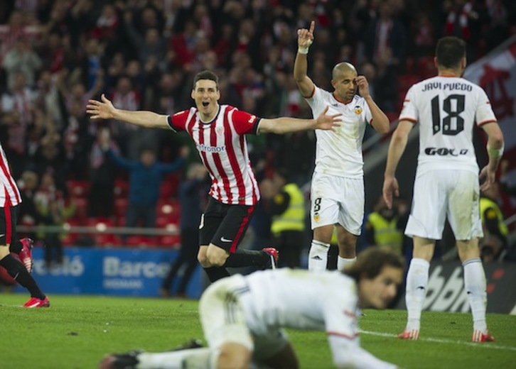 Aduriz celebra su gol. (Luis JAUREGIALTZO/ARGAZKI PRESS)