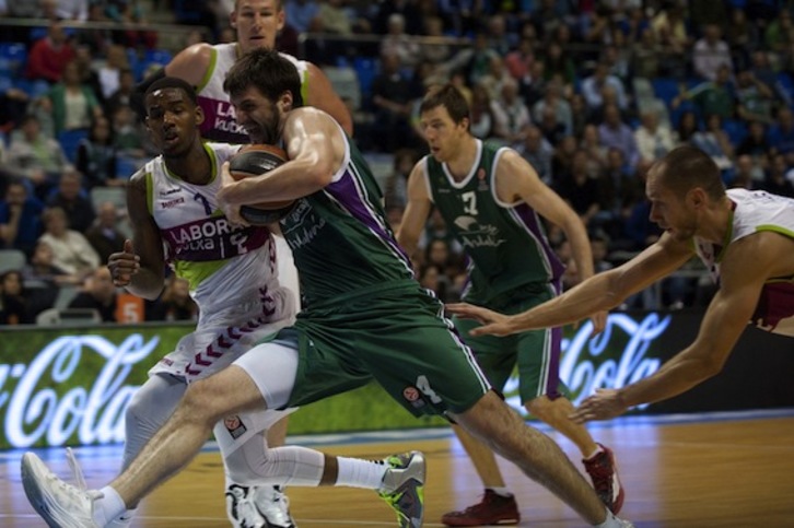 Unicaja, que no tenía nada en juego, ha sido superior al cuadro gasteiztarra. (Jorge GUERRERO/AFP PHOTO)