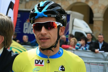 Sergio Henao, con el maillot amarillo de líder. (Gotzon ARANBURU / ARGAZKI PRESS)