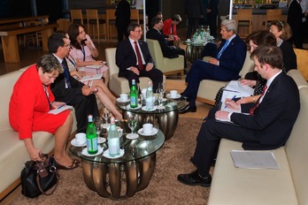 Encuentro entre Bruno Rodríguez, canciller cubano, y John Kerry, su homólogo estadounidense. (AFP)