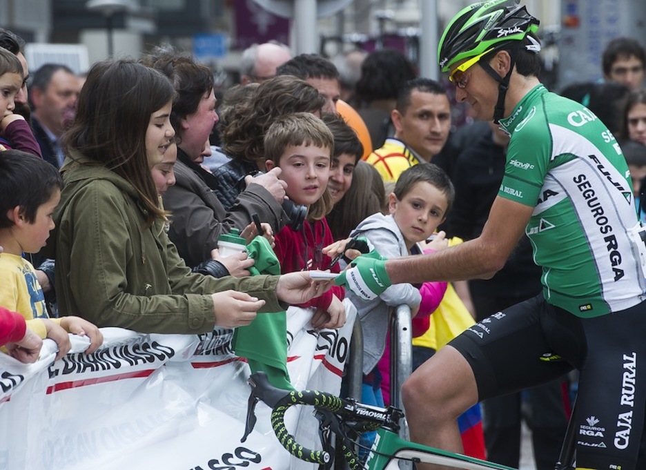 Expectación en la salida de Eibar. (Luis Jauregialtzo / ARGAZKI PRESS)