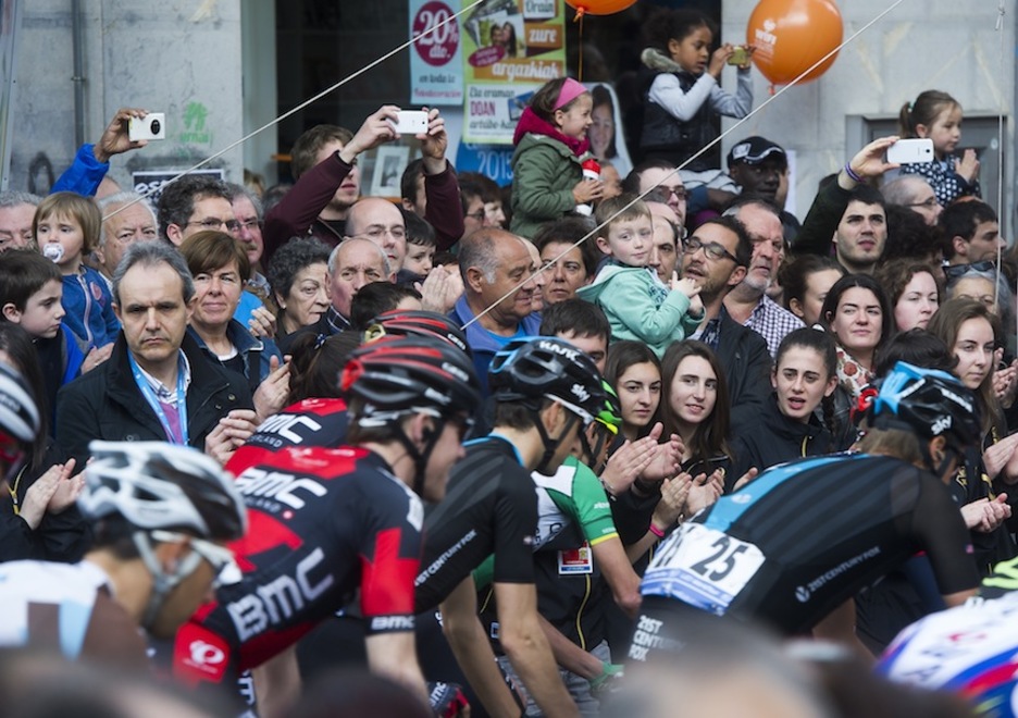 Expectación en la salida de Eibar. (Luis Jauregialtzo / ARGAZKI PRESS)