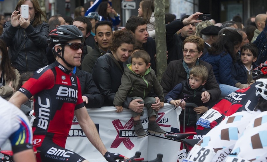 Expectación en la salida de Eibar. (Luis Jauregialtzo / ARGAZKI PRESS)