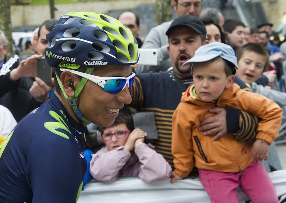 Expectación en la salida de Eibar. (Luis Jauregialtzo / ARGAZKI PRESS)