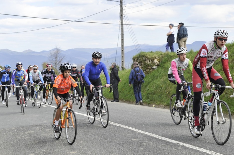 Ciclistas aficionados en Andazarrate. (Idoia ZABALETA / ARGAZKI PRESS)