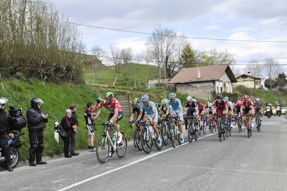 Corredores a su paso por Andazarrate. (Idoia ZABALETA / ARGAZKI PRESS)