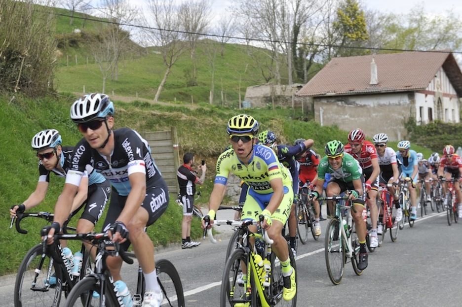 Corredores a su paso por Andazarrate. (Idoia ZABALETA / ARGAZKI PRESS)