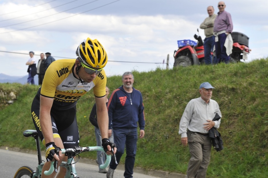 Corredores a su paso por Andazarrate. (Idoia ZABALETA / ARGAZKI PRESS)