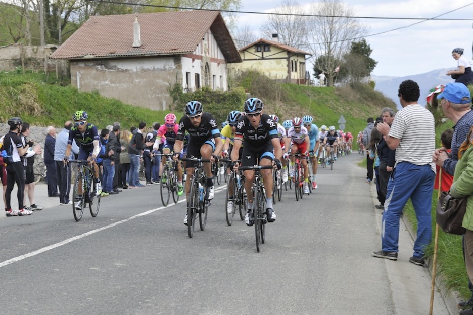 Corredores a su paso por Andazarrate. (Idoia ZABALETA / ARGAZKI PRESS)