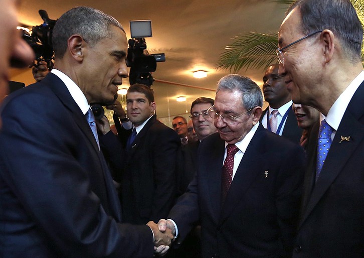 Obama y Castro se saludan en la Cumbre de las Américas. (AFP)