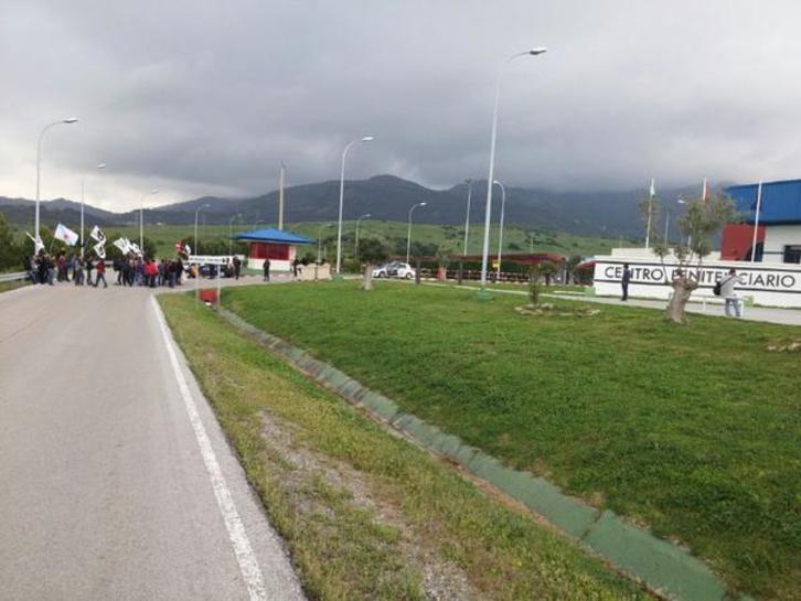 Los asistentes a la marcha frente a la prisión de Algeciras. (via twitter @atiketeimporta)