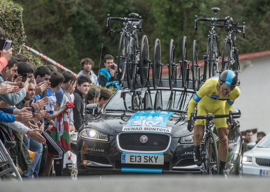 Eskuin-ezker saiatu da Itzulia lortzen baina, Aia luzeegi egin zaio Henaori. Eskuin-ezker saiatu da Itzulia lortzen baina, Aia luzeegi egin zaio Henaori.