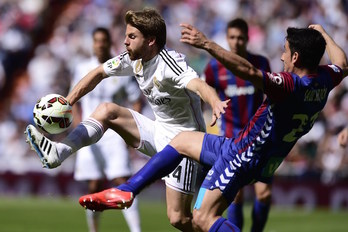 Illarramendi baloiaren jabetza berreskuratzen gaurko partidan. (AFP)