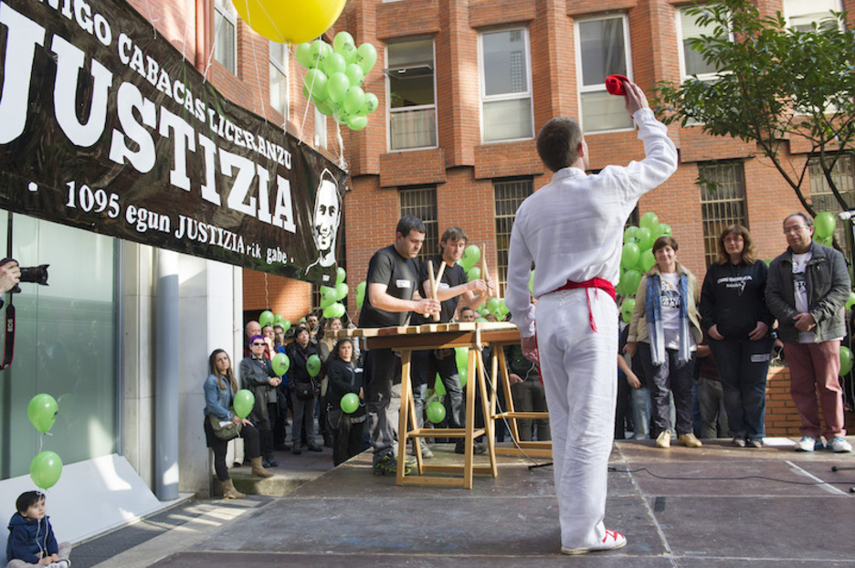 Ohorezko aurreskua dantzatu diete gurasoei.