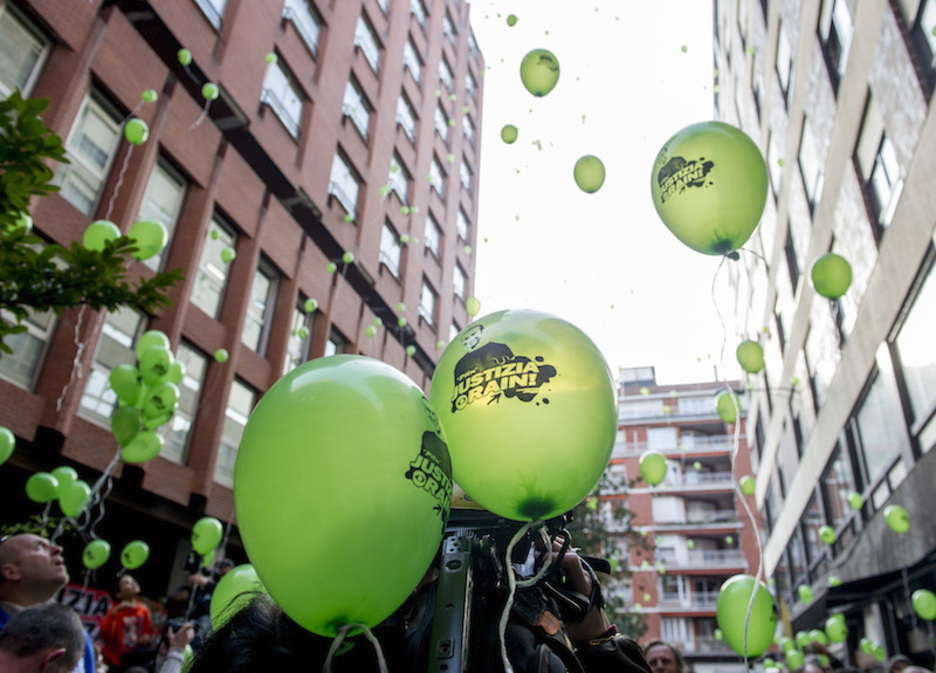 Justizia eskea zerura.