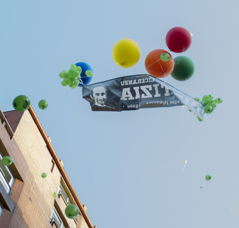 Eskenatokian zegoen pankarta bera askatu dute amaieran.