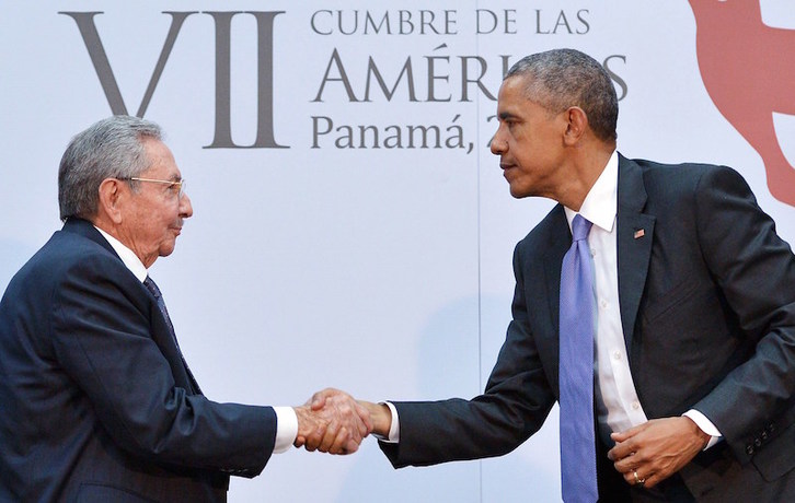 Castro y Obama se saludan en la Cumbre de Panamá. ( Mandel NGAN  / AFP)